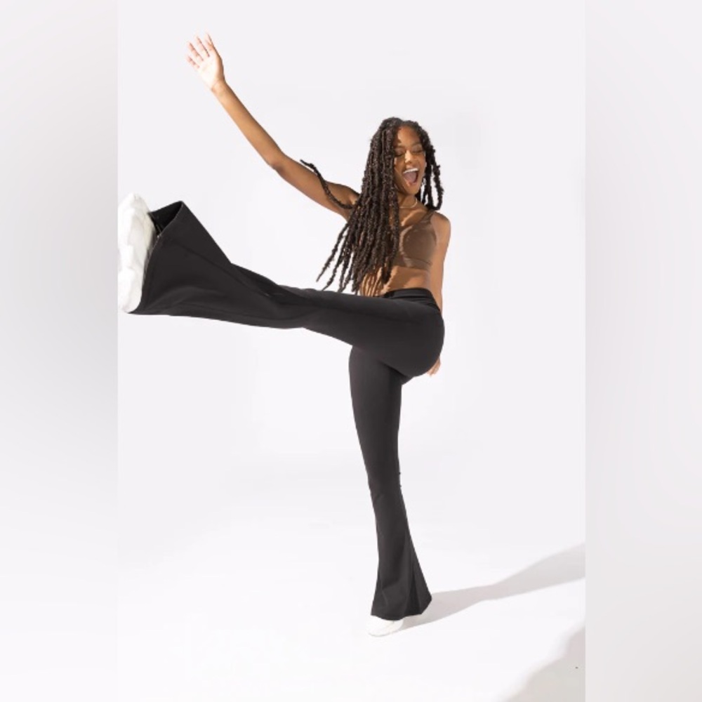POPFLEX Crisscross Hourglass Bell Bottom with Pockets - Black
Size: L Inseam 31”
